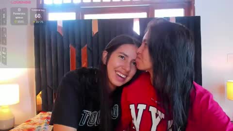 Snapshot of soffy_and_mia chatting on 11/19/25, 12:27 soffy and mia online show from 11/19/25, 12:27