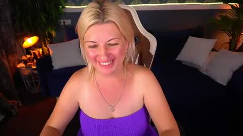 Snapshot of sofi_moonnn chatting on 08/04/26, 04:42 Sofi online show from 08/04/26, 04:42