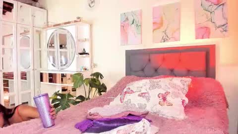 Snapshot of sofia__lujan chatting on 12/14/25, 01:11 call me L U online show from 12/14/25, 01:11