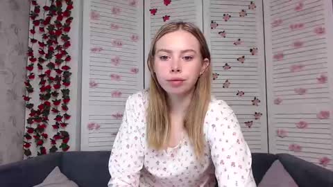 Sofia here online show from 11/11/25, 12:21