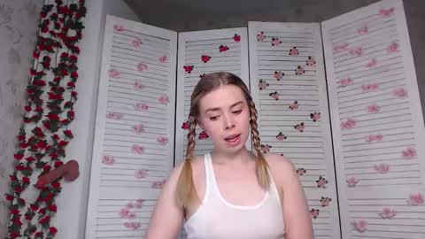 Sofia here online show from 11/25/25, 12:10
