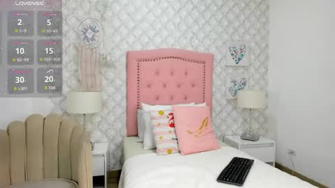 sofia_martinez9 online show from 04/27/26, 07:45