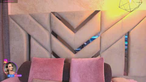 Snapshot of sofia_pamela_ chatting on 05/11/26, 07:00 online show from 05/11/26, 07:00
