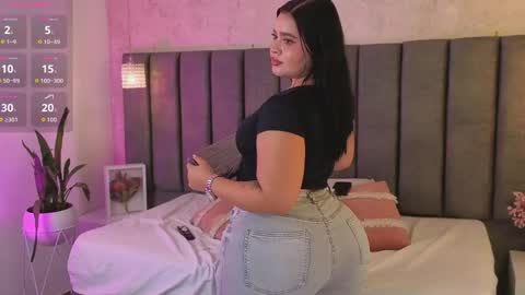 Snapshot of sofiaa_cortes chatting on 04/13/26, 11:27 Sofi online show from 04/13/26, 11:27