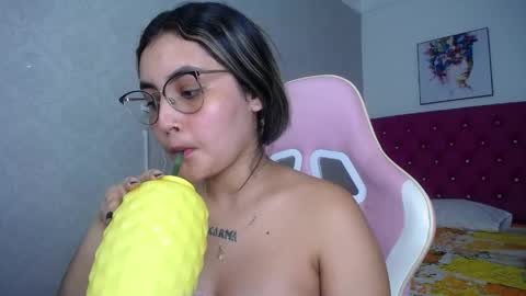 Snapshot of sofiaasexy19 chatting on 05/18/26, 04:07 Sofia online show from 05/18/26, 04:07