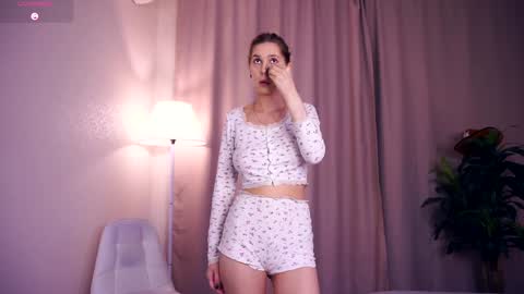 Snapshot of sofiabruno chatting on 09/29/25, 06:29 Hi My name is Sofia Welcome to my room Please thumbs up - its important online show from 09/29/25, 06:29