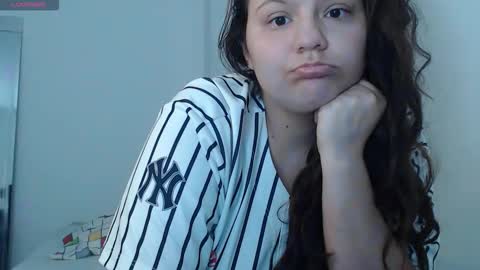 sofiamooon_ online show from 12/22/25, 12:24