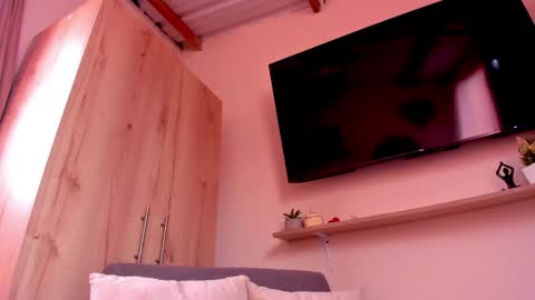 sofiavelez01 online show from 05/18/26, 04:13