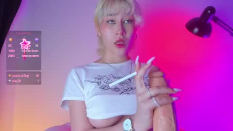 Snapshot of sofii_uwu_ chatting on 02/12/25, 01:37 Sofii  online show from 02/12/25, 01:37