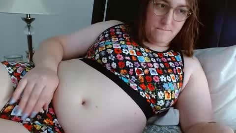 Snapshot of softenbyyy chatting on 09/20/25, 10:00 chubby enby sissy online show from 09/20/25, 10:00