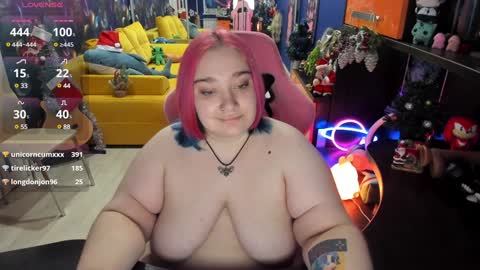 Snapshot of softie_sofy chatting on 12/24/24, 08:33 Sofie online show from 12/24/24, 08:33