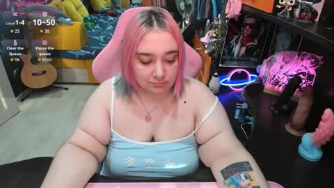 Snapshot of softie_sofy chatting on 10/11/25, 03:17 Sofie online show from 10/11/25, 03:17