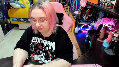 Snapshot of softie_sofy chatting on 10/19/25, 02:01 Sofie online show from 10/19/25, 02:01
