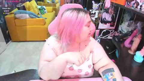 Snapshot of softie_sofy chatting on 06/19/26, 02:38 Sofie online show from 06/19/26, 02:38