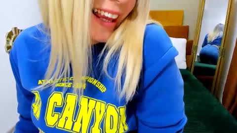 Snapshot of softpleasurex1 chatting on 02/17/25, 10:18 Softpleasurex online show from 02/17/25, 10:18