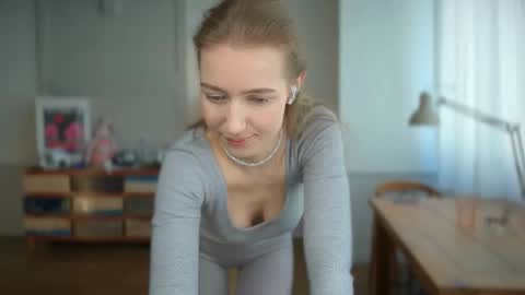 Snapshot of solar_bella chatting on 02/19/25, 11:06 Bella online show from 02/19/25, 11:06