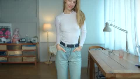 Snapshot of solar_bella chatting on 02/24/25, 10:59 Bella online show from 02/24/25, 10:59