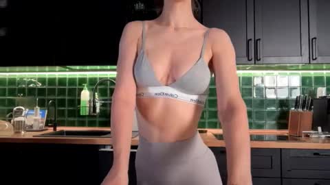 Snapshot of solar_bella chatting on 01/12/26, 04:07 Bella online show from 01/12/26, 04:07