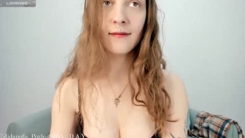 Snapshot of solaralice chatting on 01/18/25, 02:02 SolarAlice online show from 01/18/25, 02:02