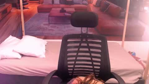 Snapshot of solarboom18 chatting on 11/06/25, 07:04 solarboom18 online show from 11/06/25, 07:04