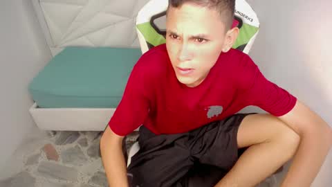 Snapshot of sombra_18 chatting on 06/02/26, 02:46 ESTEBAN online show from 06/02/26, 02:46
