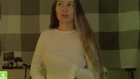 Snapshot of song_to_the_siren chatting on 02/09/25, 11:47 Mary online show from 02/09/25, 11:47