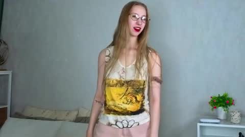 Snapshot of sonleduc chatting on 11/30/25, 01:42 Im Lina Welcome guys online show from 11/30/25, 01:42