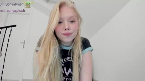 Snapshot of sonyaplush chatting on 02/23/25, 06:12 Sonya  Instagram   Twitter sonyaplushgirl  OnlyFans sonyaplush online show from 02/23/25, 06:12