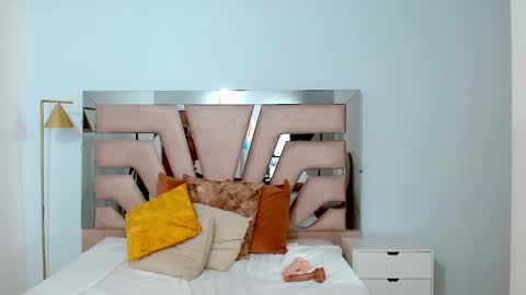 Snapshot of sophia_hadid chatting on 01/07/25, 09:25 Sophia online show from 01/07/25, 09:25