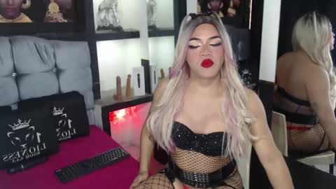 sophia_hott01 online show from 11/04/25, 12:04