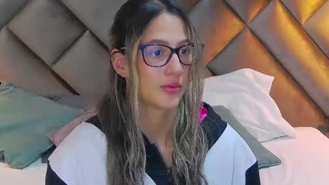 Sofia online show from 12/22/25, 02:25