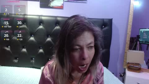 Snapshot of sophia_ny chatting on 12/19/24, 11:25 SOPHIA online show from 12/19/24, 11:25