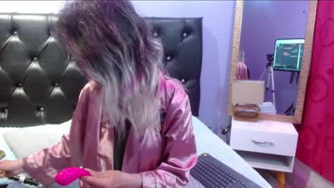 Snapshot of sophia_ny chatting on 01/04/25, 11:11 SOPHIA online show from 01/04/25, 11:11