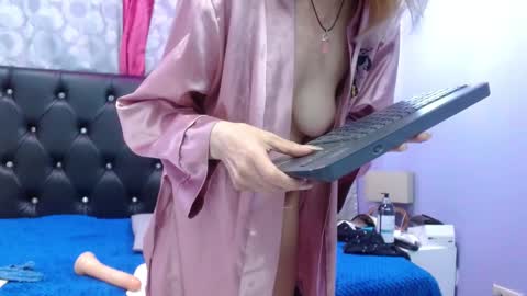 Snapshot of sophia_ny chatting on 02/14/25, 12:09 SOPHIA online show from 02/14/25, 12:09