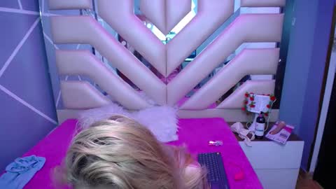 Snapshot of sophia_ny chatting on 02/19/25, 07:16 SOPHIA online show from 02/19/25, 07:16