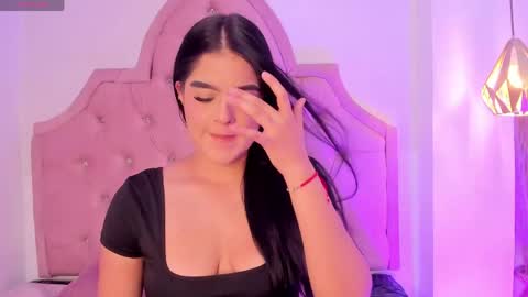 Snapshot of sophiaa_taylor_ chatting on 05/14/26, 12:01 online show from 05/14/26, 12:01