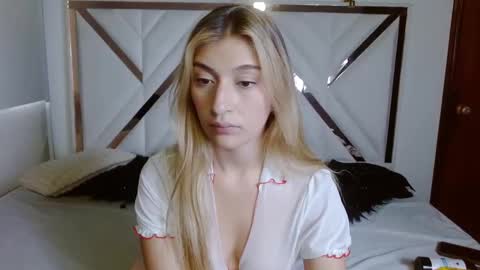 SophiaLee online show from 11/06/25, 10:21