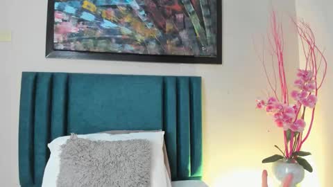 sophiacolliins online show from 10/13/25, 12:16