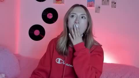 Snapshot of sophie_collins13 chatting on 10/19/25, 05:30 Sophie online show from 10/19/25, 05:30