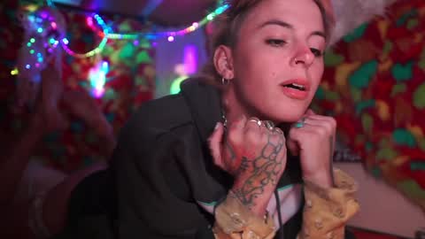 Snapshot of sophie_lovely chatting on 12/21/24, 05:58 derpy derpington online show from 12/21/24, 05:58