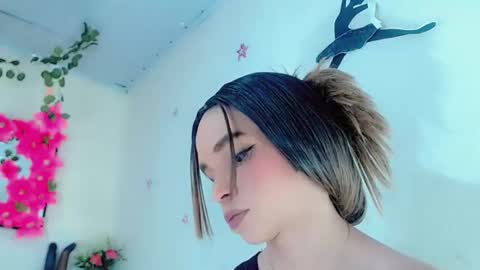 Snapshot of sophie_miaa chatting on 01/19/25, 07:37 sophie_miaa online show from 01/19/25, 07:37