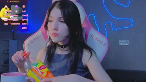 Snapshot of sophie_nomenal_ chatting on 12/17/25, 04:40 sophie_nomenal_ online show from 12/17/25, 04:40