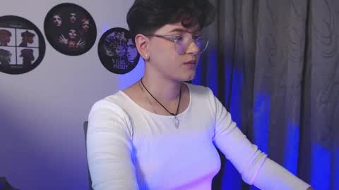 sophie_ross1 online show from 12/02/25, 01:22