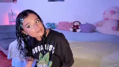 Snapshot of sophie_t_ chatting on 06/25/26, 05:07 Sofia online show from 06/25/26, 05:07