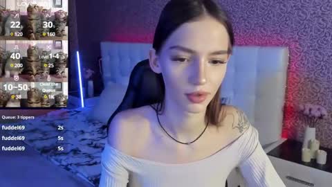 Snapshot of sophiecherrie chatting on 02/06/25, 10:04 Sophie online show from 02/06/25, 10:04