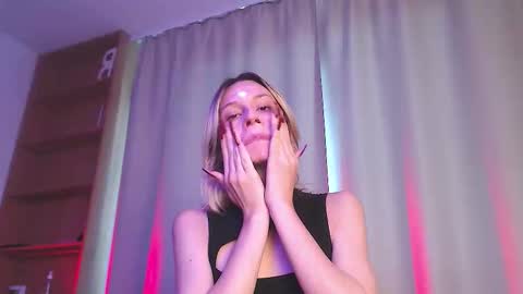 Snapshot of sophiediamond_x chatting on 10/20/25, 01:44 sophiediamond_x online show from 10/20/25, 01:44