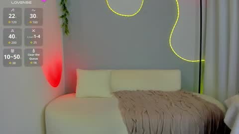 Snapshot of sophiee_s chatting on 12/02/25, 10:05 Sophie online show from 12/02/25, 10:05