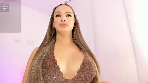 Snapshot of sophiehoney_ts chatting on 09/17/25, 02:30 SAMANTHA online show from 09/17/25, 02:30