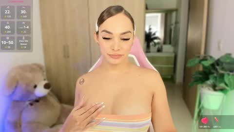 Snapshot of sophiehoney_ts chatting on 10/11/25, 02:48 SAMANTHA online show from 10/11/25, 02:48