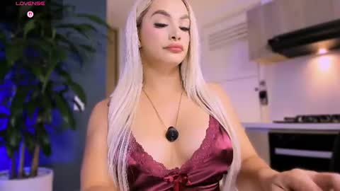 Snapshot of sophiehoney_ts chatting on 07/11/26, 02:31 SAMANTHA online show from 07/11/26, 02:31